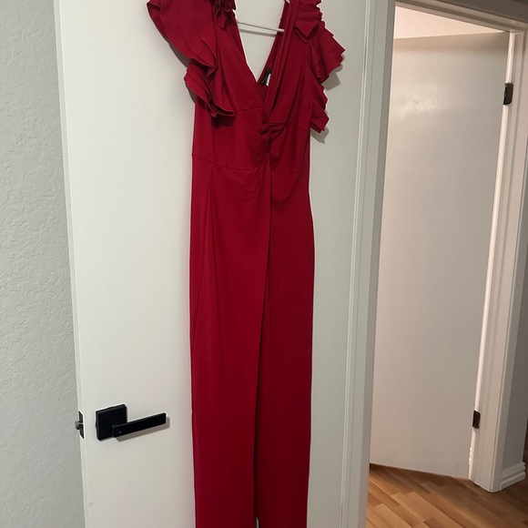 Venus ruffle sleeve jumpsuit in red. Size 20 - Picture 3 of 6
